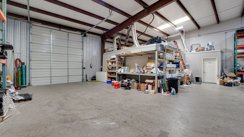 More Photos Of 350 English Trl, Venus Warehouse For Lease