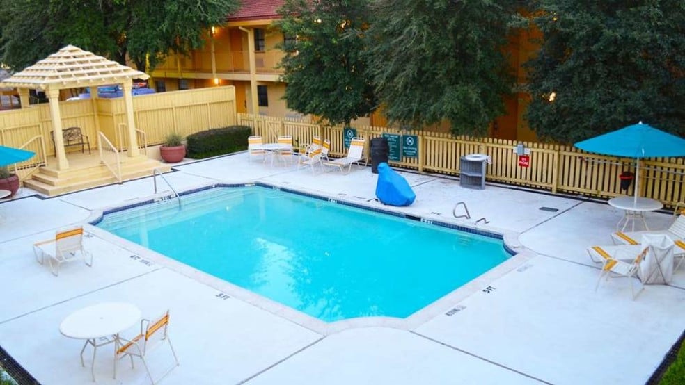 More Photos Of 5201 N State Line Ave, Texarkana Hotel For Sale