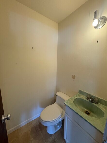 More Photos Of 523 Boston Post Rd, Old Saybrook Freestanding For Sale