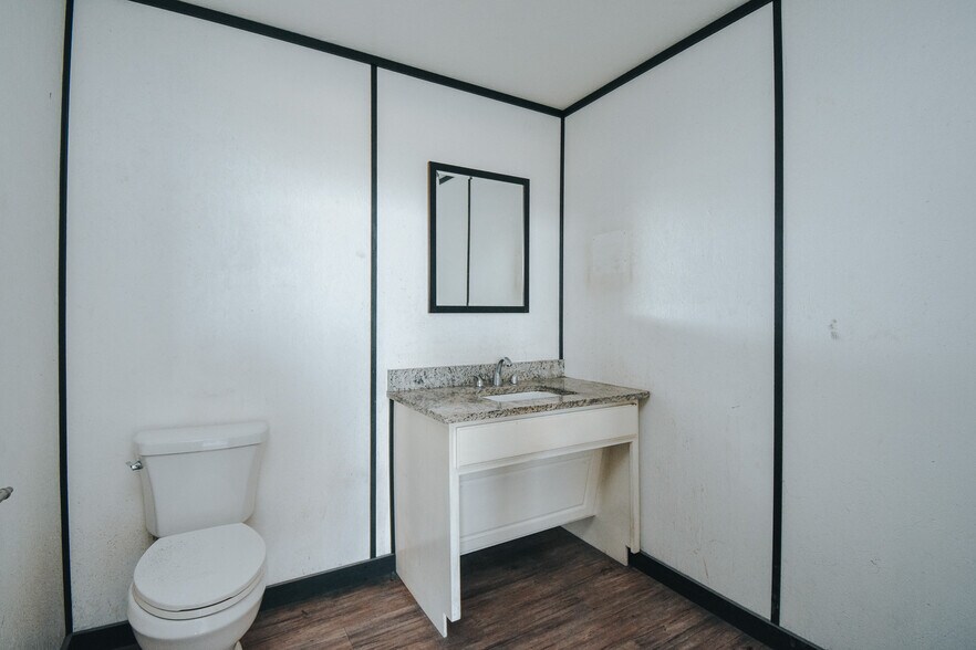 More Photos Of 13102 N Navarro St, Victoria Flex For Sale