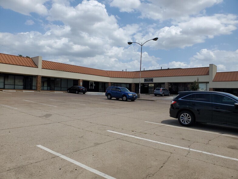 More Photos Of 6809 McCart Ave, Fort Worth Unknown For Lease