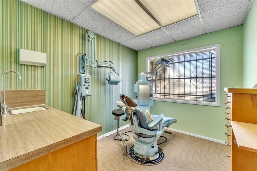 More Photos Of 18032 Ventura Blvd, Encino Medical For Lease