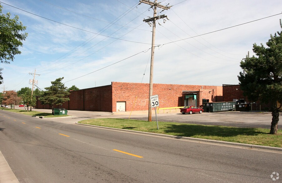 More Photos Of 1209-1225 E Santa Fe St, Olathe General Retail For Sale