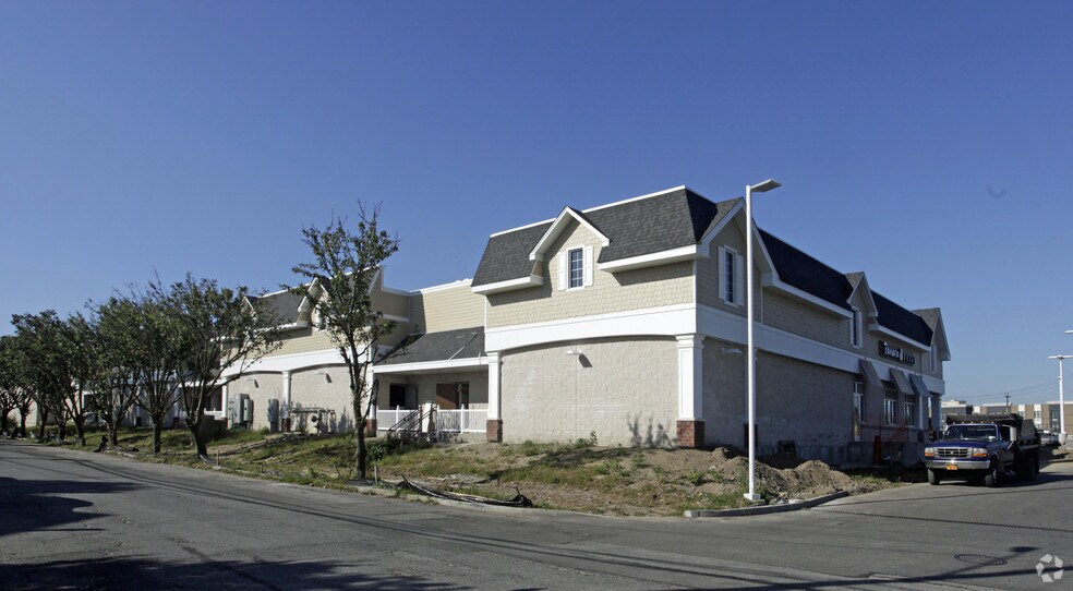 More Photos Of 4575-4597 Austin Blvd, Island Park Storefront For Lease