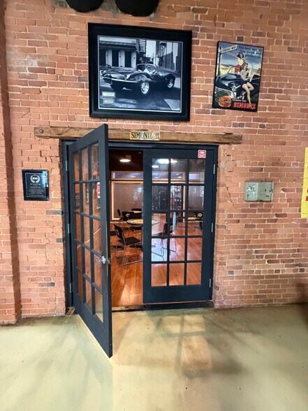 More Photos Of 281-283 Park Rd, West Hartford Showroom For Lease
