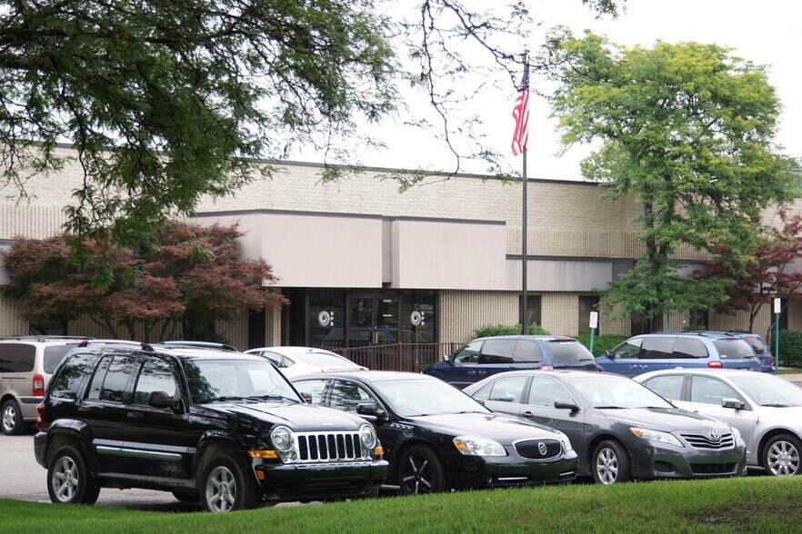 More Photos Of 33510 Schoolcraft Rd, Livonia Office For Lease