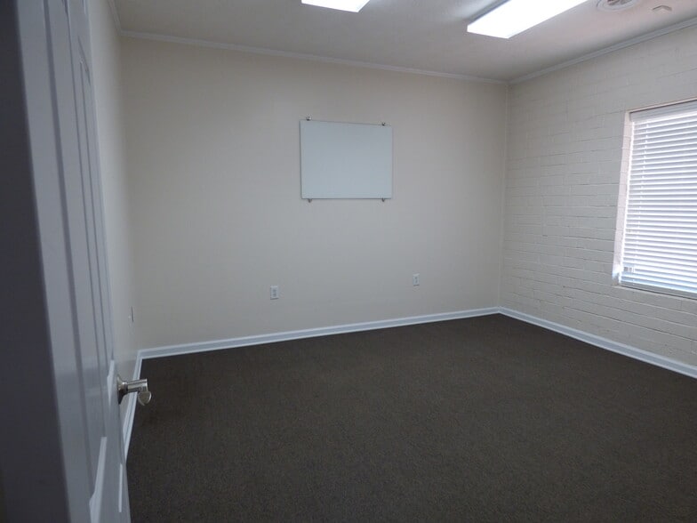More Photos Of 2978 Gillespie St, Fayetteville Flex For Lease