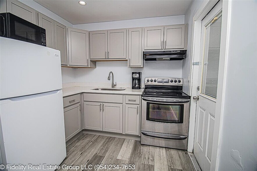 More Photos Of 2432 Sherman St, Hollywood Apartments For Sale