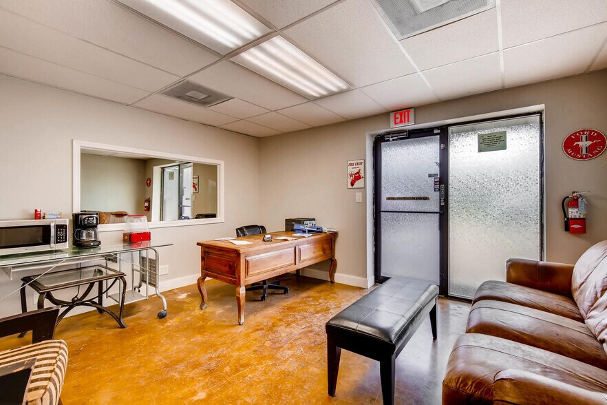 More Photos Of 13734 Lookout Rd, San Antonio Light Manufacturing For Lease