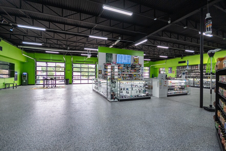 More Photos Of 427 N College Ave, Fayetteville Storefront For Sale