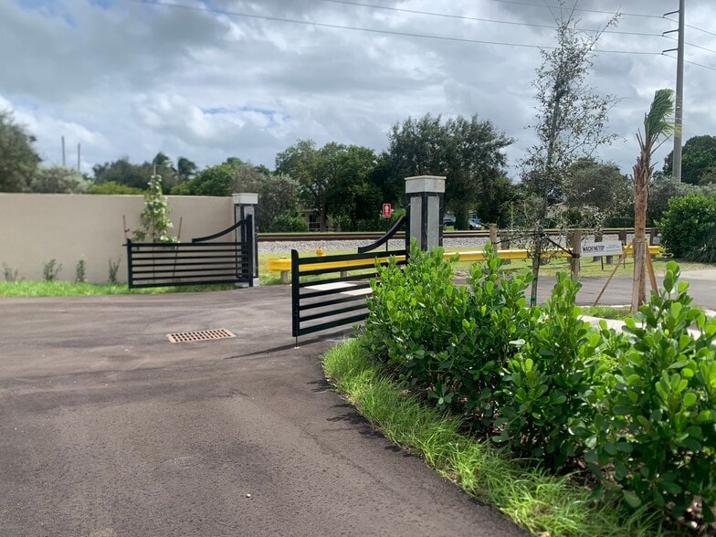 More Photos Of 684 SW 7th Ter, Dania Beach Warehouse For Lease