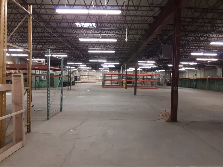 More Photos Of 20 Industrial Pl, Middletown Manufacturing For Lease