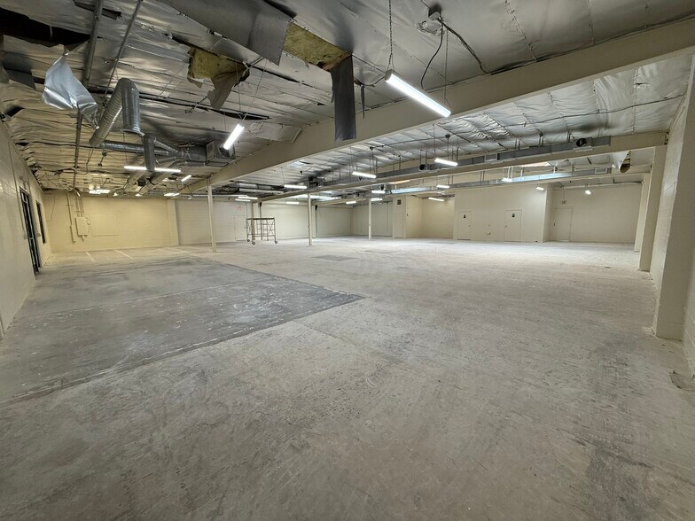 More Photos Of 5915 Kester Ave, Van Nuys Light Manufacturing For Lease