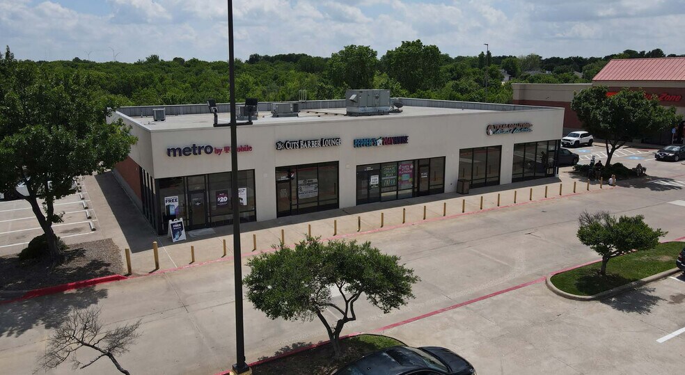 More Photos Of 2344-2400 SE Green Oaks Blvd, Arlington General Retail For Lease
