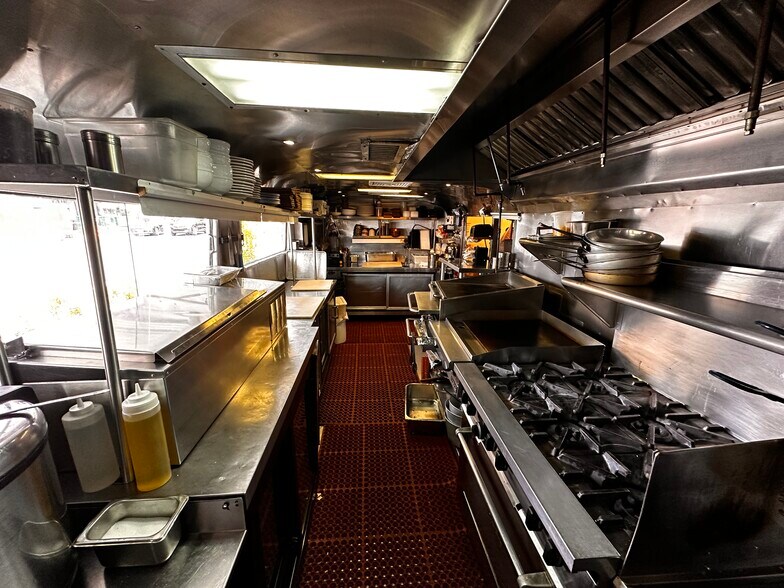 More Photos Of 571 Lorimer St, Brooklyn Restaurant For Lease