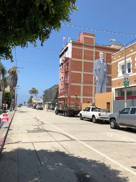 More Photos Of 2017 Pacific Ave, Venice Storefront Retail Office For Lease