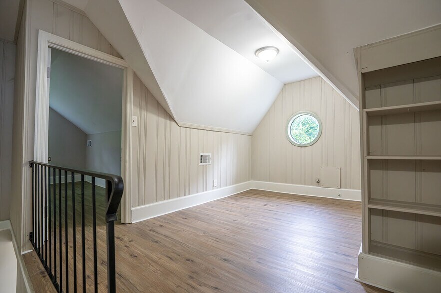 More Photos Of 2107 Bolton Rd NW, Atlanta Loft Creative Space For Lease