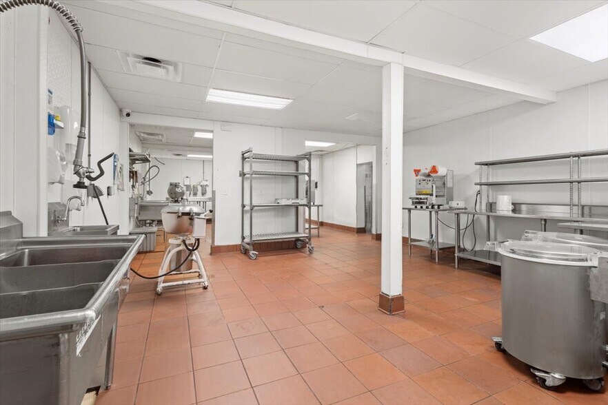 More Photos Of 1250-1264 SW Biltmore St, Port Saint Lucie Warehouse For Lease