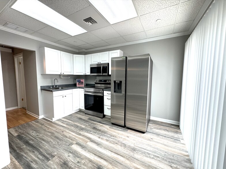 More Photos Of 9856 Derby Ln, Westchester Warehouse For Lease