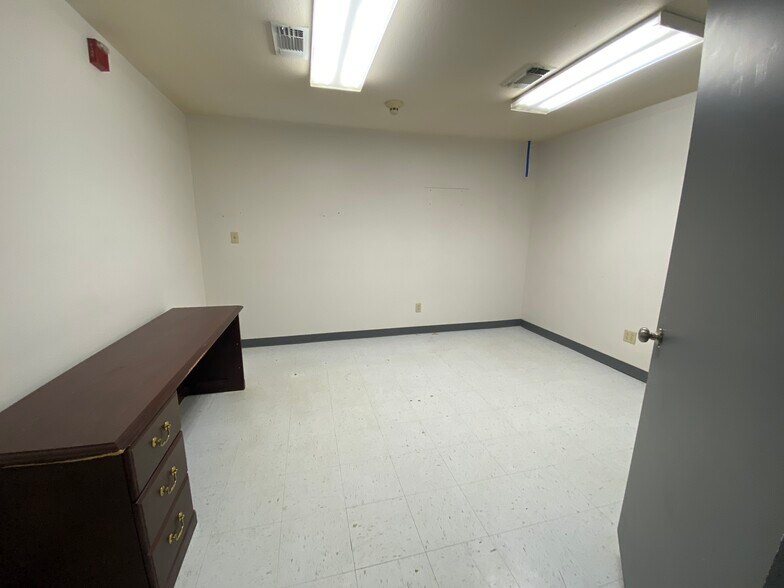 More Photos Of 4770 Washington Blvd, Beaumont Light Distribution For Lease