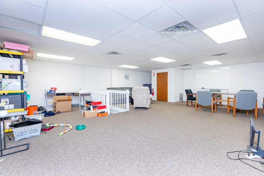 More Photos Of 24 Keewaydin Dr, Salem Flex For Lease