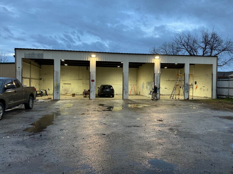 More Photos Of 11506 Newberry St, Dallas Flex For Lease
