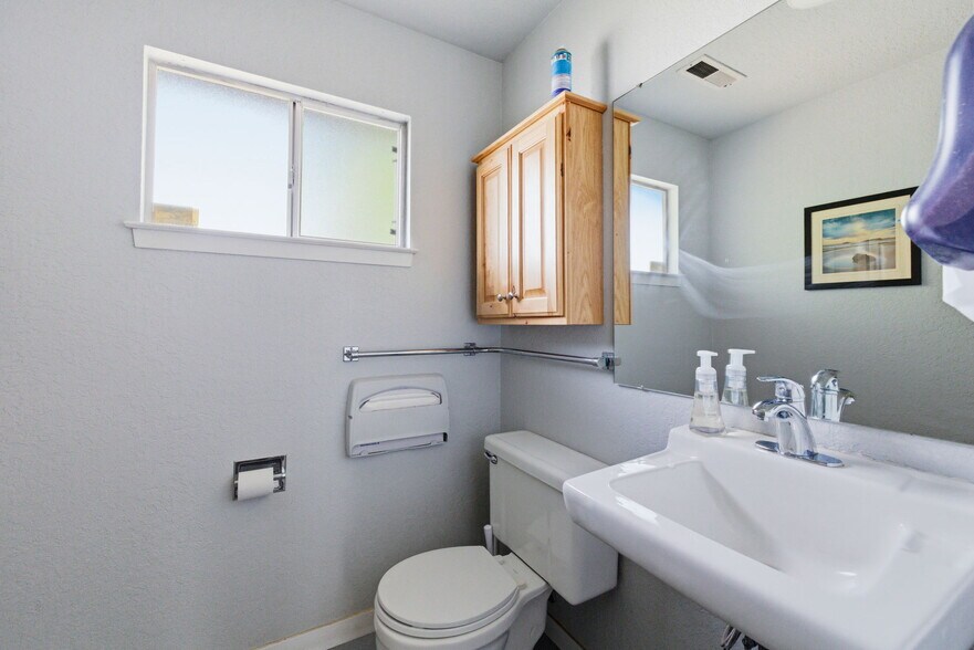 More Photos Of 137 S Shepherd St, Sonora Flex For Sale