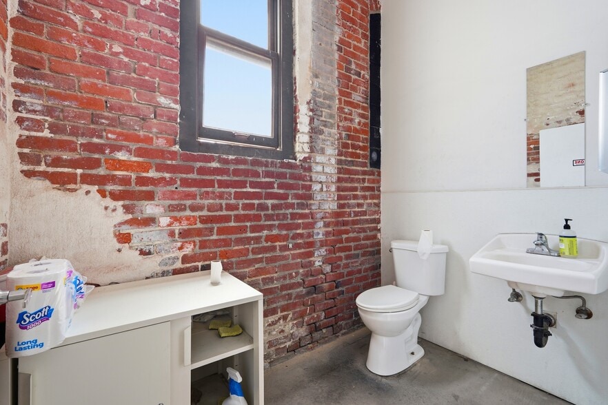 More Photos Of 714 Ducommun St, Los Angeles Manufacturing For Lease