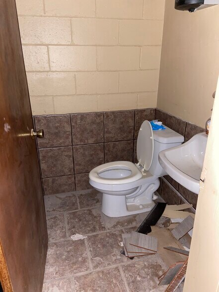 More Photos Of 918 N Dallas Ave, Lancaster Office For Sale