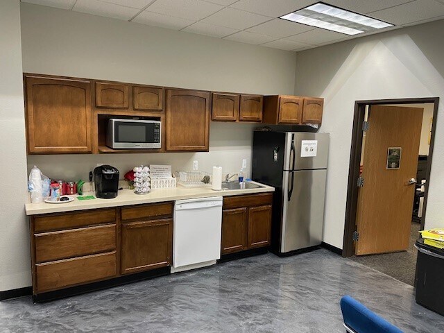 More Photos Of 3500 W 11 Mile Rd, Berkley Light Manufacturing For Lease