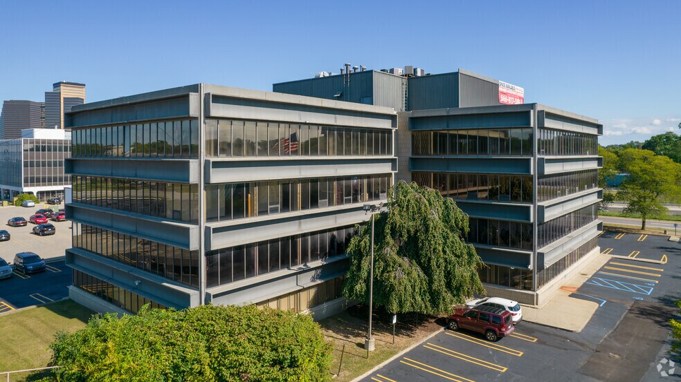 More Photos Of 24567 Northwestern Hwy, Southfield Office For Sale