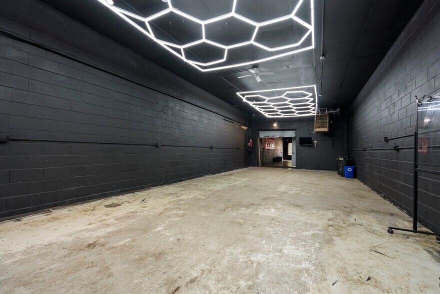 More Photos Of 1006 W 14 Mile Rd, Clawson Storefront For Lease