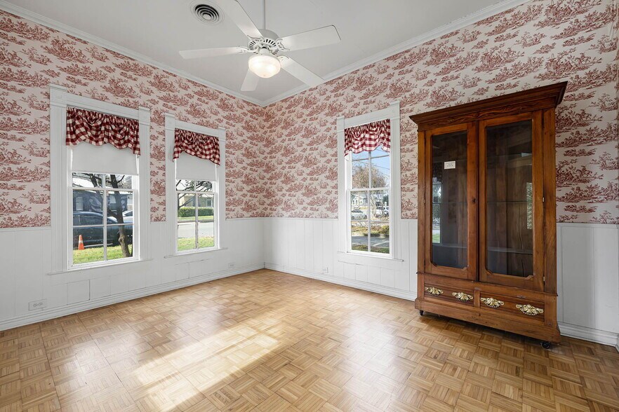More Photos Of 633 S Castell Ave, New Braunfels Office Residential For Sale