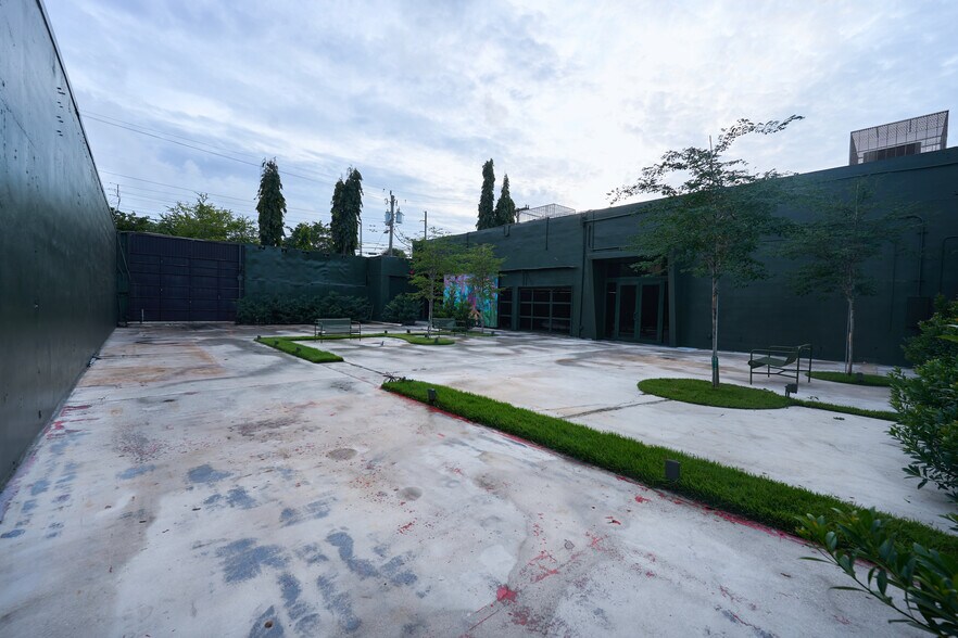 More Photos Of 297-299 NW 23rd St, Miami Bar For Lease