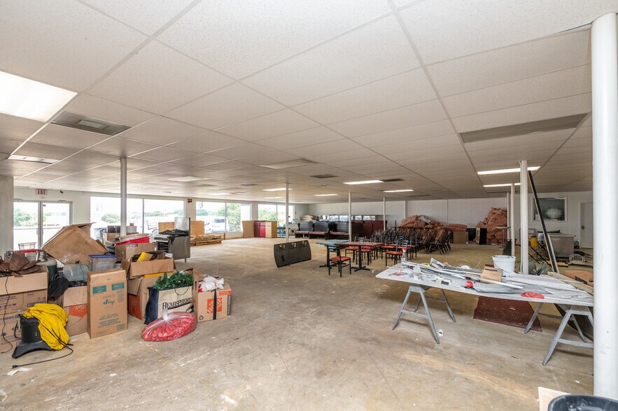 More Photos Of 1600 N Interstate 35 E, Lancaster Storefront Retail Office For Lease