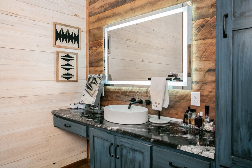 More Photos Of 100 Five Star Trl, Fredericksburg Hotel For Sale