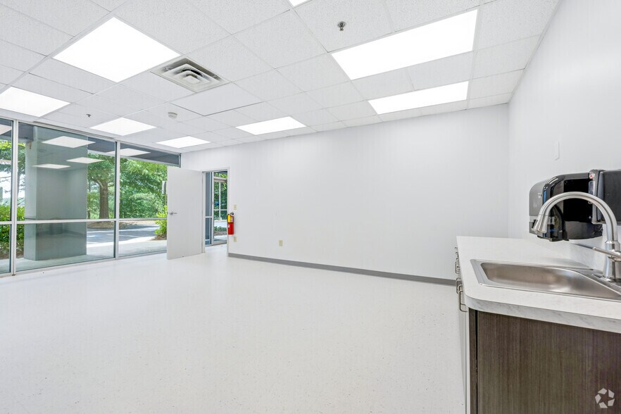 More Photos Of 125 Southside Ct, McDonough Distribution For Lease