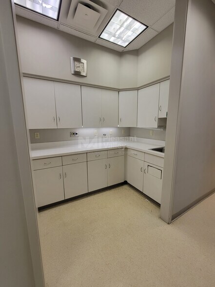 More Photos Of 789 White Pond Dr, Akron Medical For Lease