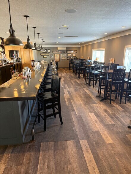 More Photos Of 2 W Lake St, Ventura Restaurant For Sale