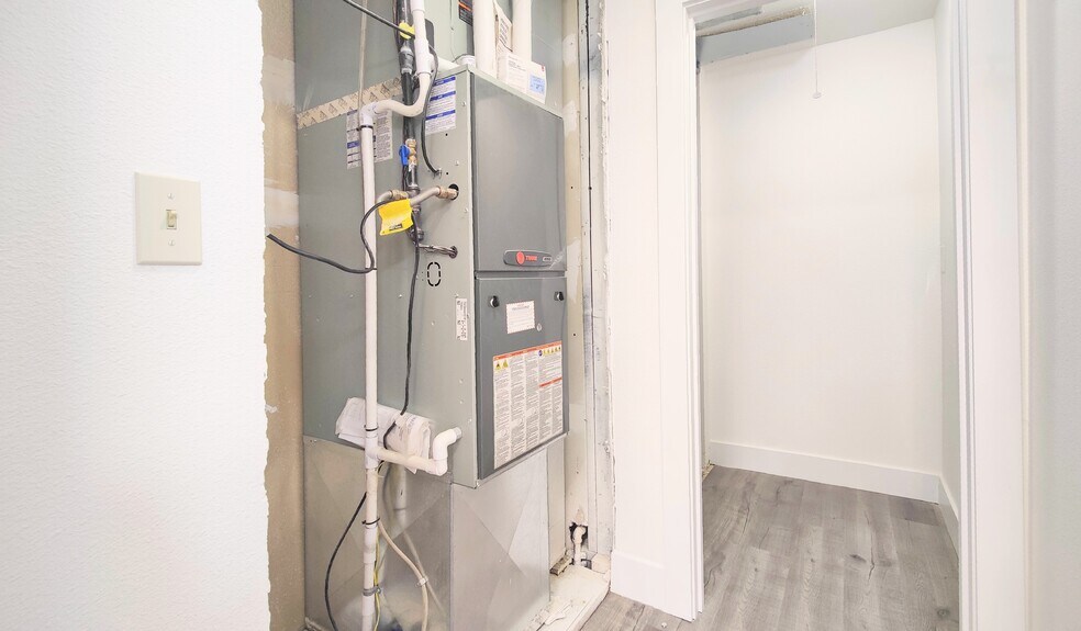 More Photos Of 12208-12222 SE Market St, Portland Office For Lease