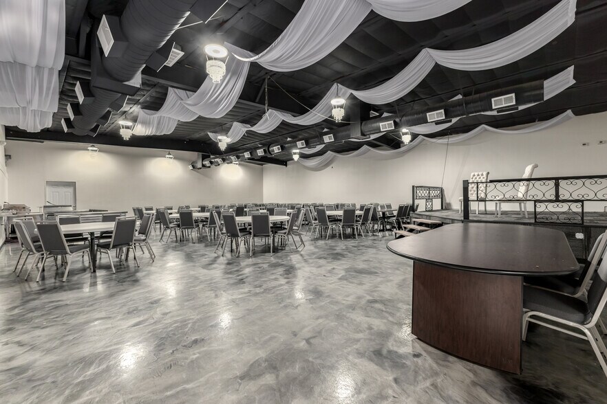 More Photos Of 2533 N 16th St, Phoenix Showroom For Sale