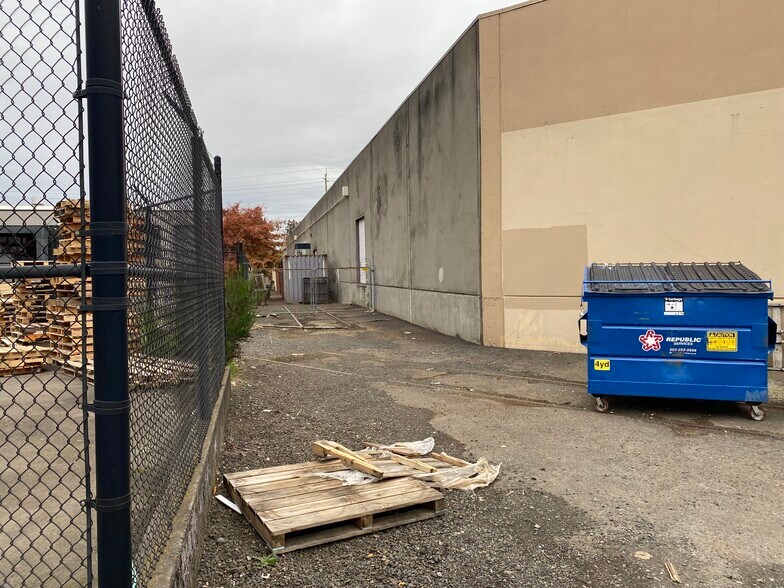 More Photos Of 3317-3325 NW Yeon Ave, Portland Warehouse For Lease