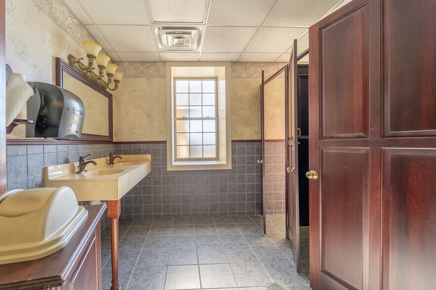 More Photos Of 9 Stewart St, Franklin Office For Sale