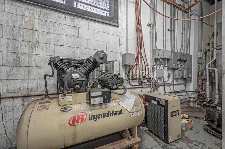 More Photos Of 3041 Gateway Dr, Pompano Beach Warehouse For Sale