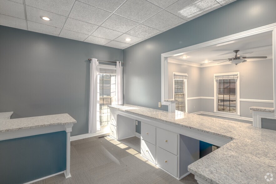 More Photos Of 501 Griffin Ave, Eastman Office For Sale