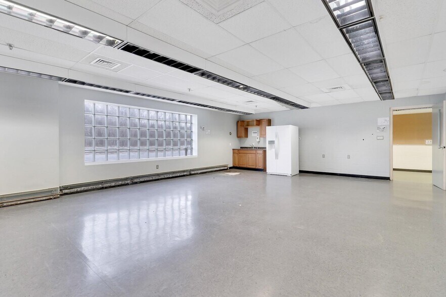 More Photos Of 40 Commercial Ave, Middletown Warehouse For Lease