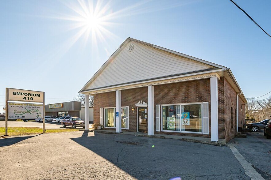 Primary Photo Of 1102 Mineral Wells Ave, Paris Office For Sale