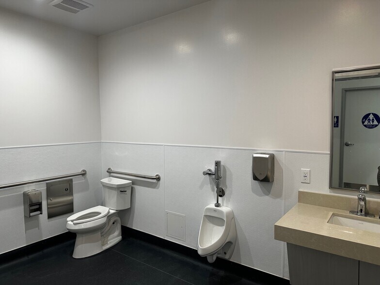 More Photos Of 15610-15630 S Figueroa St, Gardena Warehouse For Lease