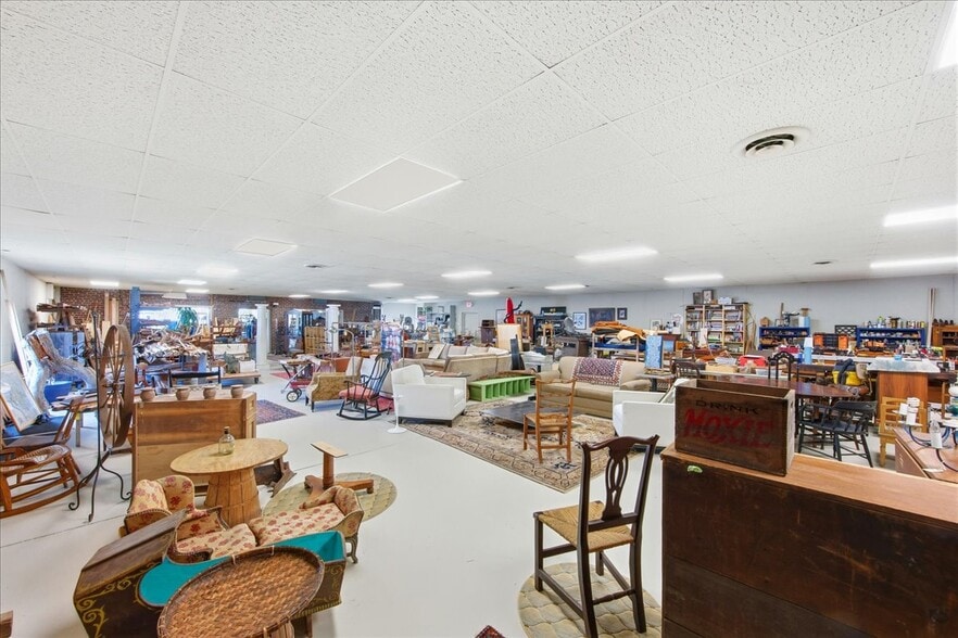 More Photos Of 33 Boston Post Rd, Waterford Freestanding For Sale