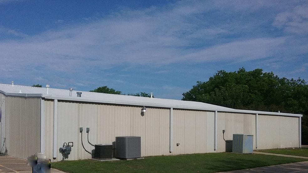 More Photos Of 901 Elm St, McKinney Flex For Sale